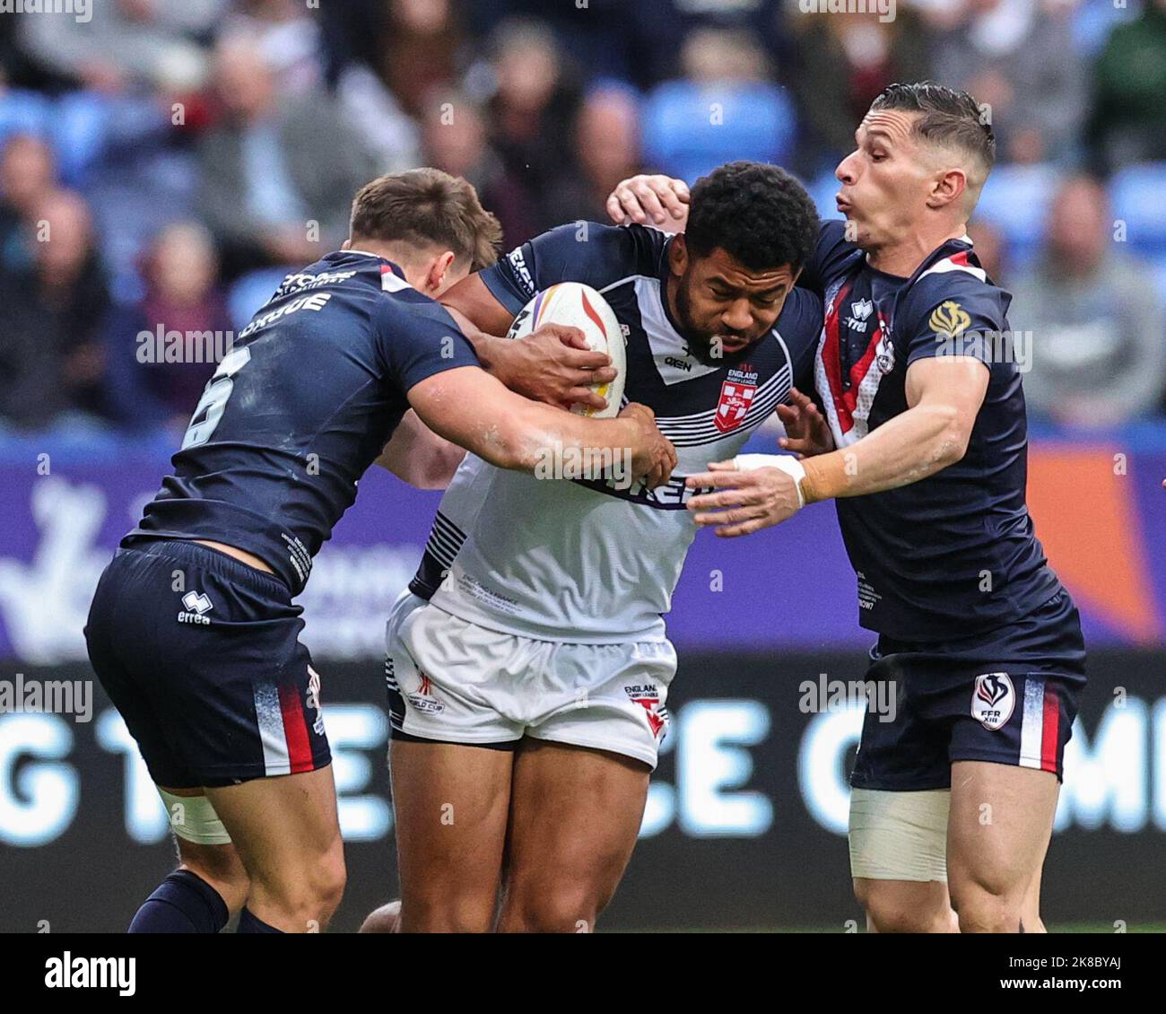 Kallum Watkins aus England wird von Arthur Mourgue aus Frankreich und Morgan Escaré aus Frankreich während des Rugby League World Cup 2021 Gruppe-A-Spiels England gegen Frankreich im University of Bolton Stadium, Bolton, Großbritannien, 22.. Oktober 2022 (Foto by Mark Cosgrove/News Images) Stockfoto