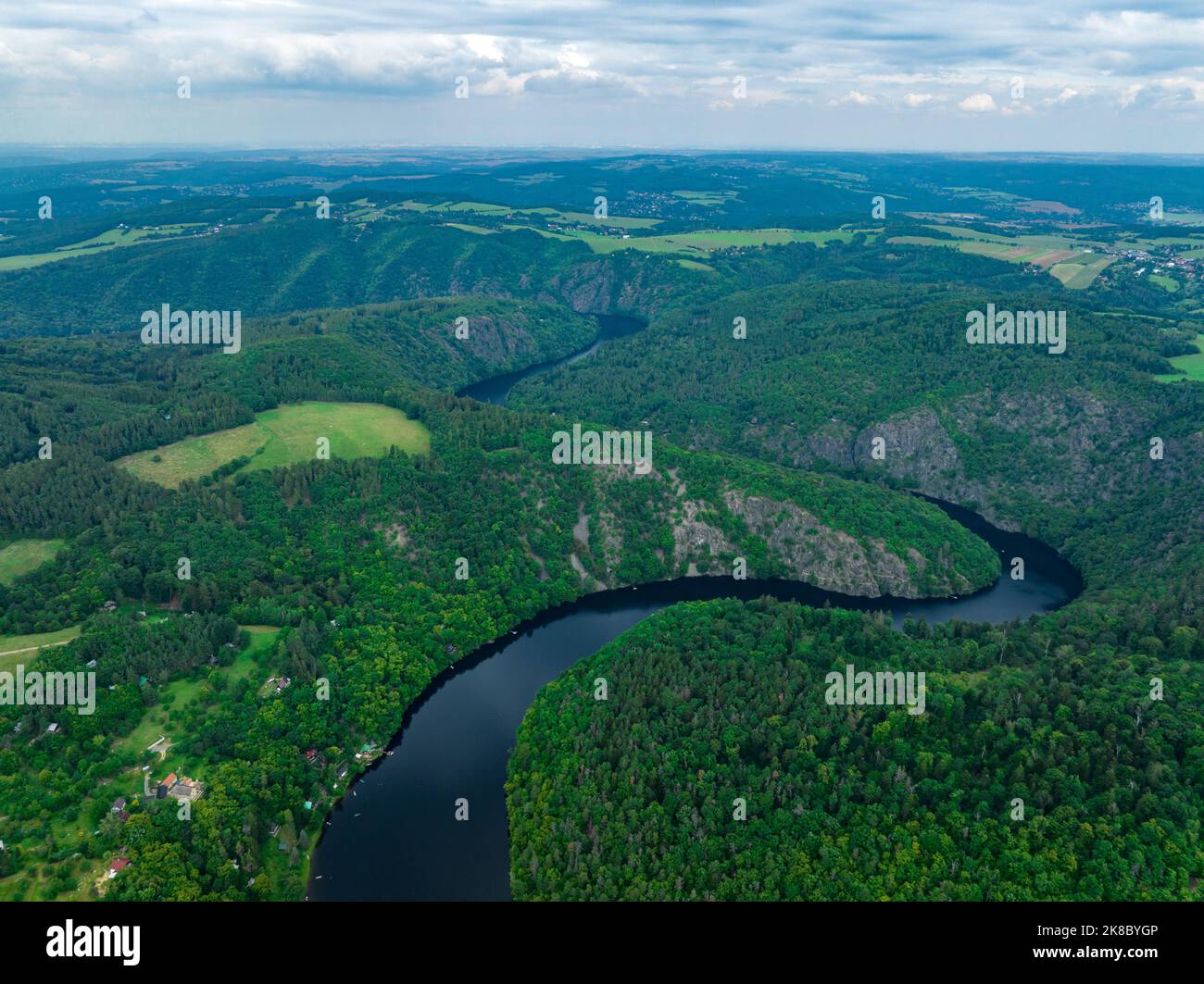 Tschechien. Luftaufnahme der Moldau von Tschechien, Krnany, Europa. Mittelböhmen, Tschechische Republik. Blick von oben in der Nähe von Vyhlidka Maj Aussichtspunkt. Stockfoto
