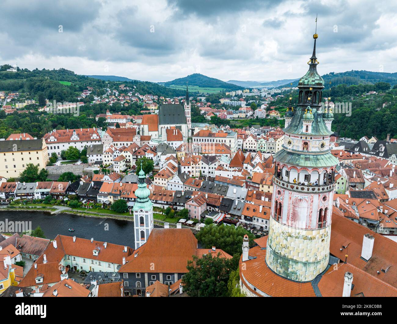 Ceski Krumlov Historische Tschechische Stadt. Die Stadt ist UNESCO-Weltkulturerbe an der Moldau. Luftaufnahme von der Drohne. Tschechisch, Krumlov. Europa. Stockfoto