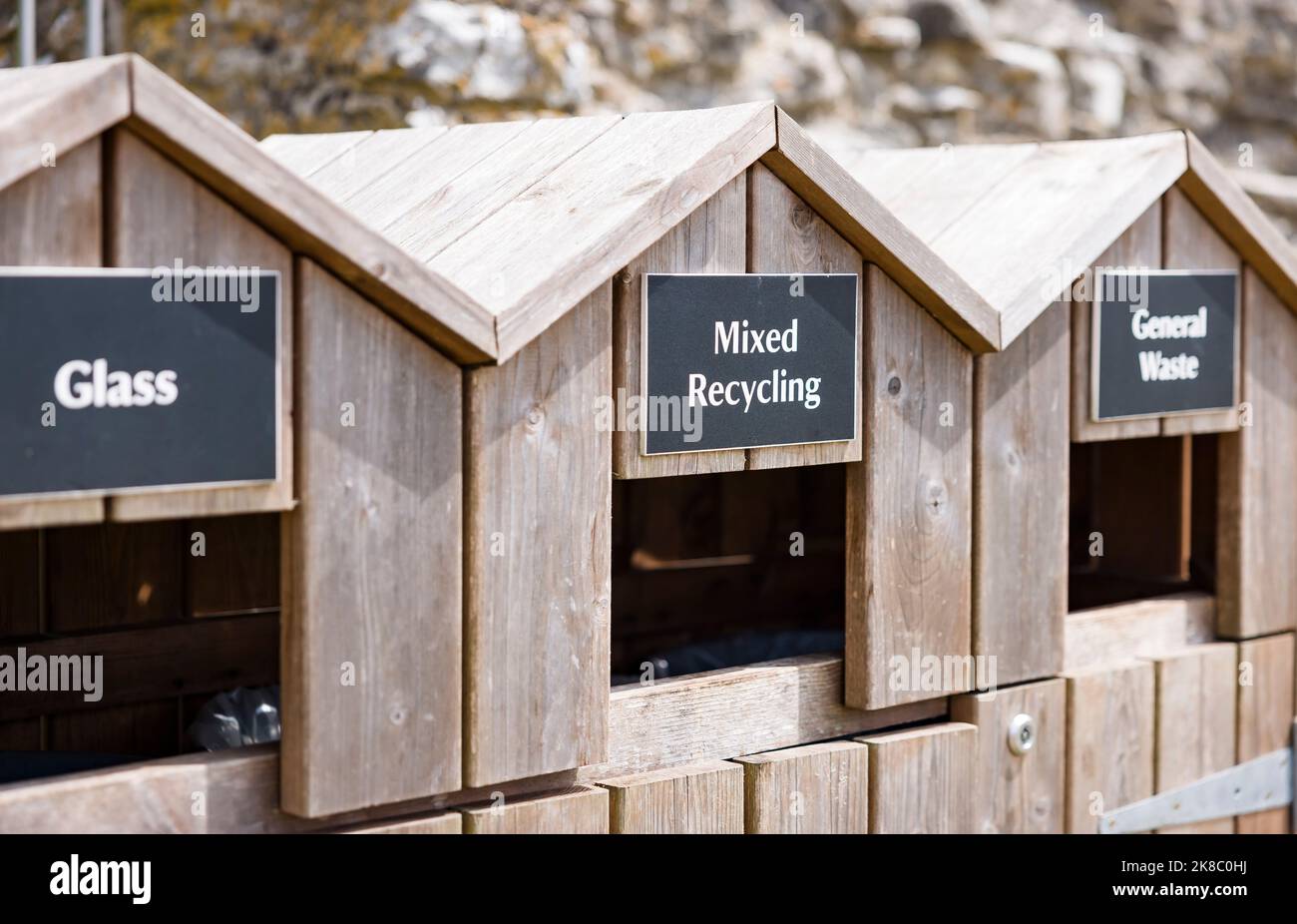 Abfallbehälter mit separaten Fächern für das Recycling von Abfall, Abfall oder Abfall, Großbritannien Stockfoto