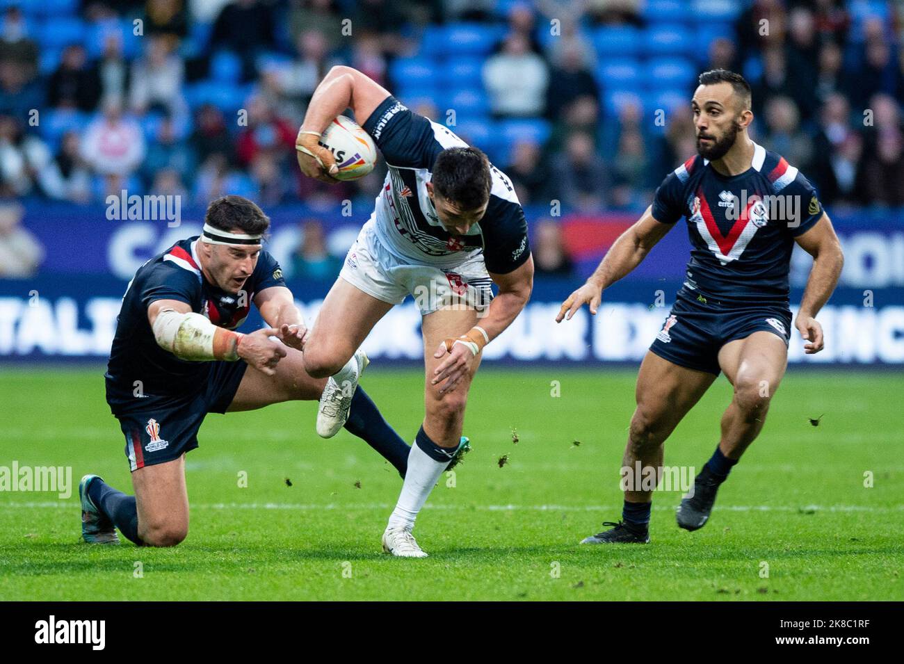 Bolton, England - 22.. Oktober 2022 - Rugby League World Cup England gegen Frankreich im Macron Stadium, Bolton, Großbritannien - Victor Radley von England entgeht Benjamin Garcia von Frankreich. Kredit: Dean Williams/Alamy Live Nachrichten Stockfoto