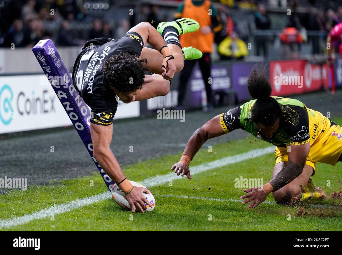 Der Neuseeländer Dallin Watene-Zelezniak gewinnt den ersten Versuch während des Rugby-League-Weltcup-Spiels der Gruppe C im MKM-Stadion, Kingston upon Hull. Bilddatum: Samstag, 22. Oktober 2022. Stockfoto