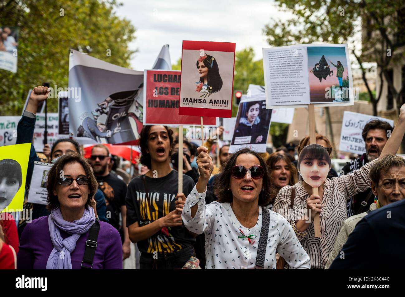 Madrid, Spanien. 22. Oktober 2022. Menschen mit Plakaten während eines Protestes, der die Freiheit im Iran und gegen den Tod der iranischen Frau Mahsa Amini forderte. Mahsa Amini, 22, wurde am 13. September in der Hauptstadt Teheran verhaftet, weil er sich unrechtmäßig angekleidet hatte, während er ein falsch platziertes Kopftuch trug. Drei Tage später starb sie auf einer Polizeistation, wo sie festgehalten wurde. Quelle: Marcos del Mazo/Alamy Live News Stockfoto