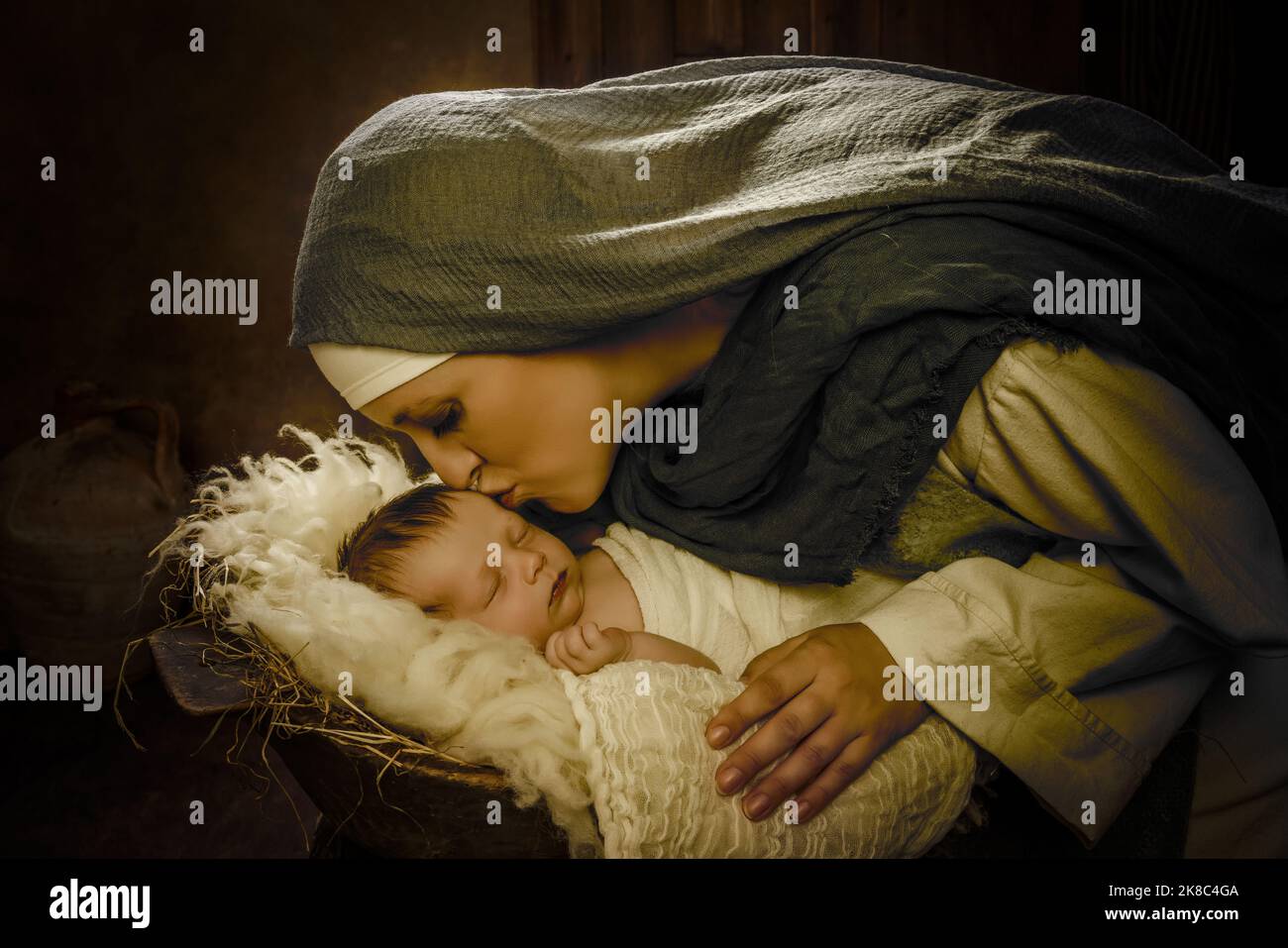 Live-Nachstellung Weihnachtskrippe der echten Mutter eines 8 Tage alten Jungen, der die Jungfrau Maria und das Jesuskind spielt Stockfoto