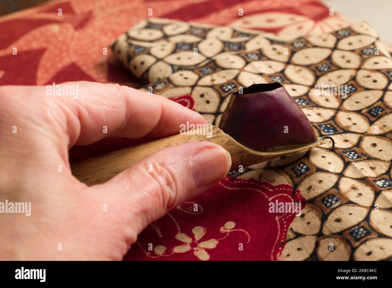 Batik-Gewebe werden mit einem Eckwachs und heißem Wachs hergestellt, das in Indonesien die Kunst der Textilien ist. Stockfoto