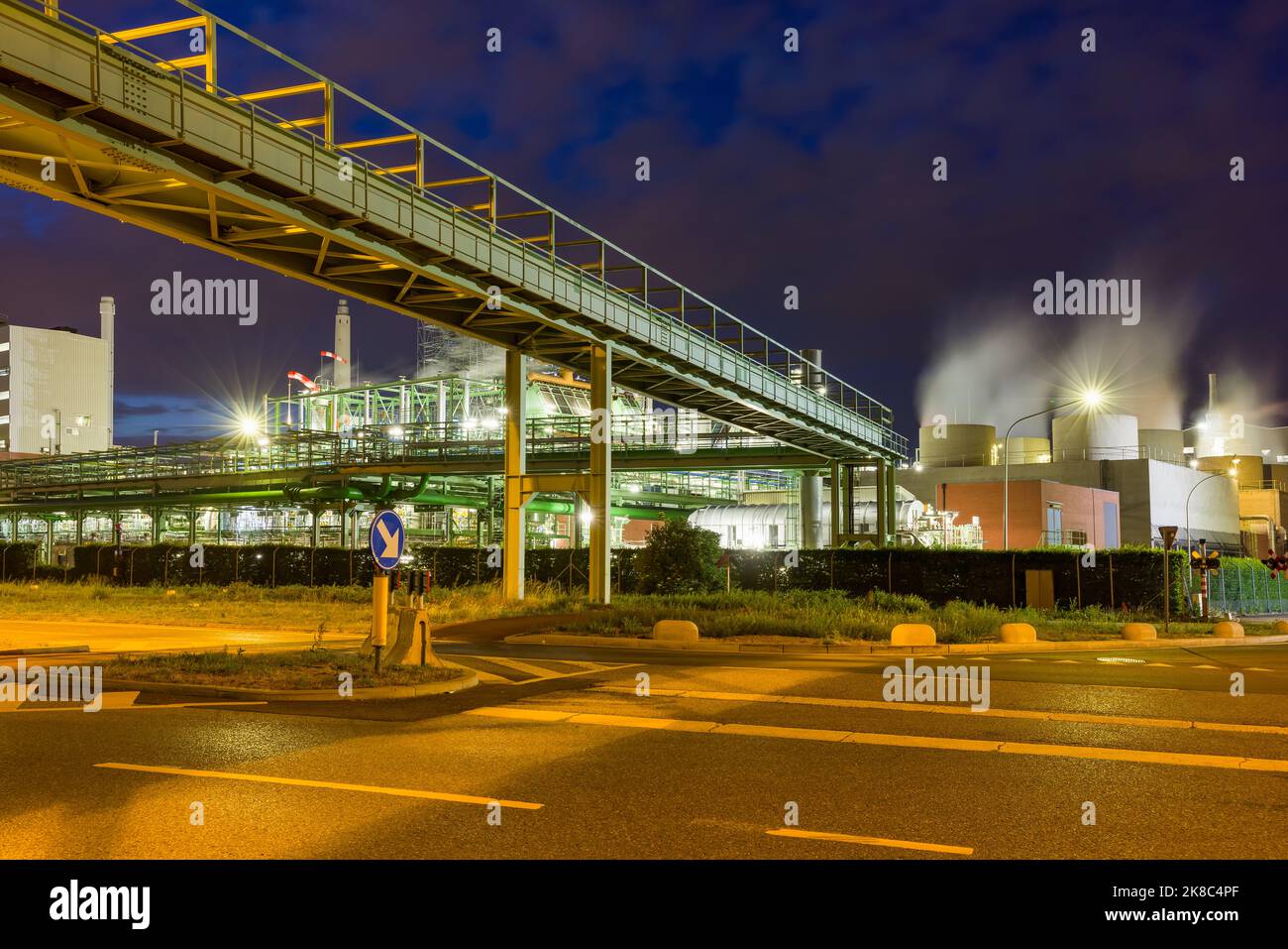 Nachtansicht der beleuchteten Schwerindustrie im Hafen von Antwerpen in Belgien Stockfoto