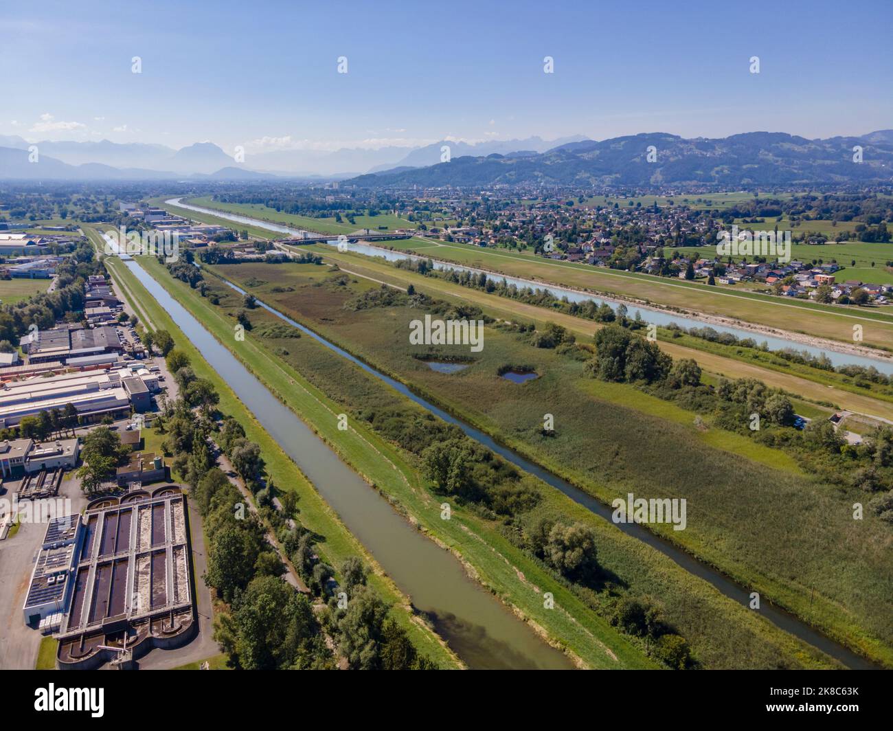Luftaufnahme über der Mündung des Rheins in Hard, Österreich Stockfoto