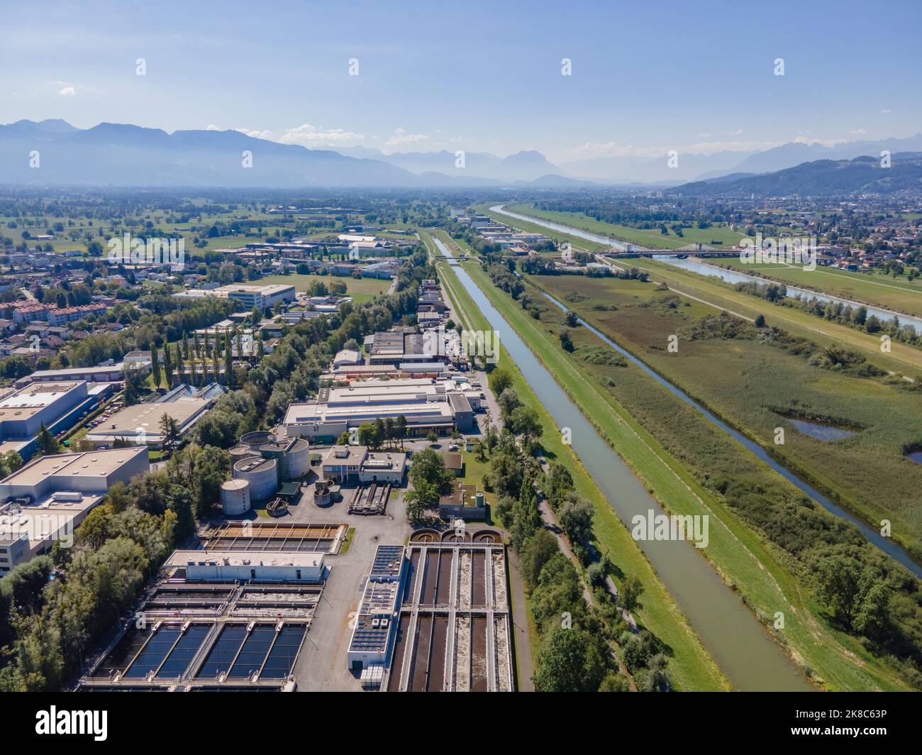 Luftaufnahme über der Mündung des Rheins in Hard, Österreich Stockfoto