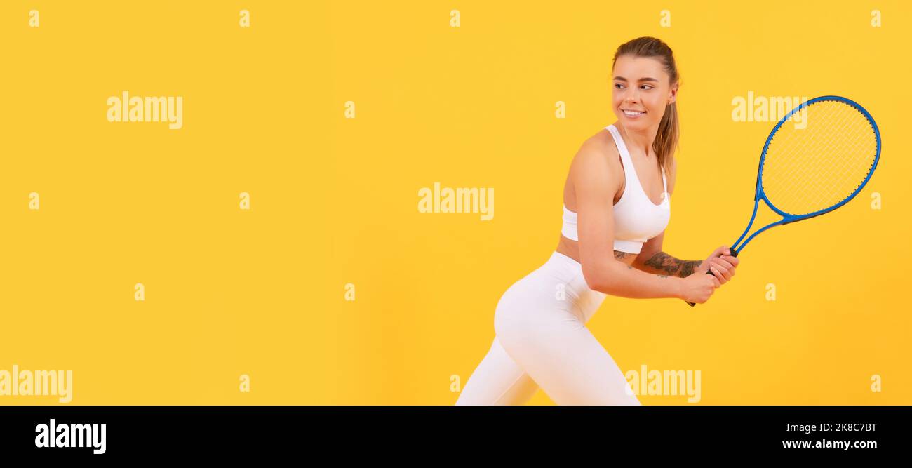 Lächelnder Tennisspieler läuft mit Schläger auf gelbem Hintergrund, Sport. Frau isoliert Gesicht Porträt, Banner mit Mock-up-Copyspace. Stockfoto