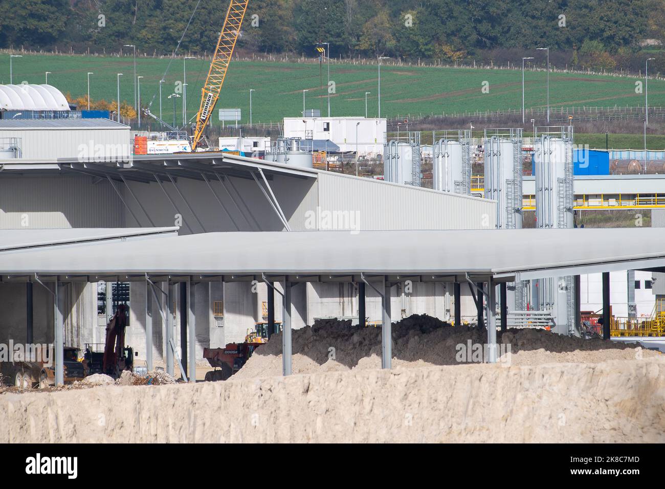 West Hyde, Großbritannien. 22.. Oktober 2022. Das HS2 South Portal Gelände, auf dem der 10 Meilen Chiltern Tunnel von zwei Tunnelbohrmaschinen namens Florence und Cecilia unter den Chilterns gebohrt wird. Am Standort werden Beton für den Bau der Eisenbahnviadukte sowie die Betonwandtunnelsegmente hergestellt. Die Phase 1 des Projekts HS2 liegt laut Berichten deutlich über dem Budget, und das Finanzministerium hat eine finanzielle Überprüfung beantragt. Umweltschützer setzen ihren Kampf für die Annullierung von HS2 fort. Quelle: Maureen McLean/Alamy Live News Stockfoto