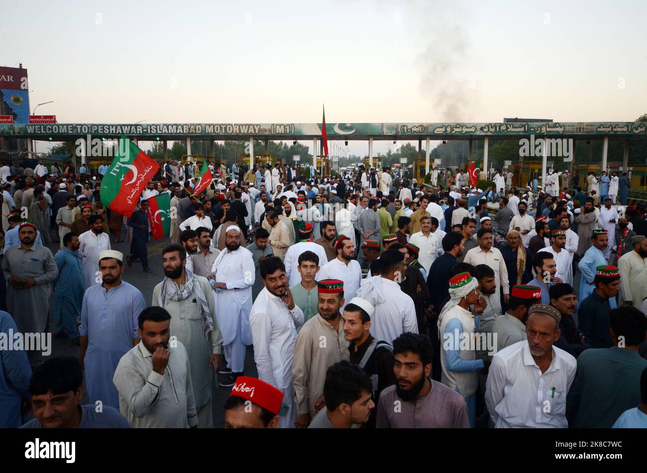 Anhänger der Partei des ehemaligen Premierministers Imran Khan singen Slogans, während sie eine Straße auf der mautpflichtigen autobahn in Peshawar blockieren, als Protest gegen die Entscheidung der Wahlkommission, ihren Führer Khan in Peshawar, Pakistan, zu disqualifizieren. Die pakistanische wahlkommission hat am Freitag den ehemaligen Premierminister Imran Khan vom öffentlichen Amt disqualifiziert, da er ihm unrechtmäßig staatliche Geschenke verkauft und Vermögenswerte verheimlicht hat, sagte sein Sprecher. Dieser Schritt dürfte die anhaltenden politischen Turbulenzen im verarmten Land noch verstärken. (Foto von Hussain Ali/Pacific Press) Stockfoto