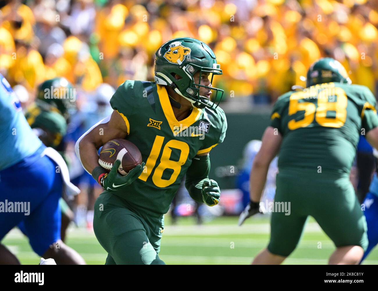 Oktober 22 2022: Baylor bears Wide Receiver Jordan Nabors (18) läuft mit dem Ball während der 2. Hälfte des NCAA Football Spiels zwischen den Kansas Jayhawks und Baylor Bears im McLane Stadium in Waco, Texas. Matthew Lynch/CSM/Sipa USA(Bildquelle: © Matthew Lynch/Cal Sport Media/Sipa USA) Stockfoto