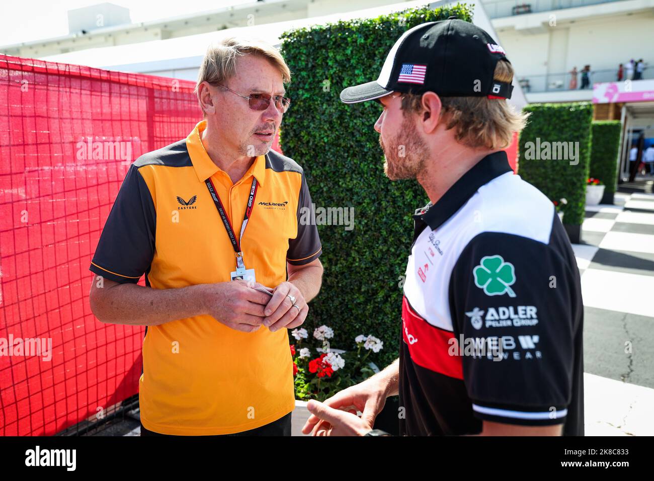 Austin, Texas, USA. 22.. Oktober 2022. HAKKINEN Mika im Gespräch mit BOTTAS Valtteri (FIN), Alfa Romeo F1 Team ORLEN C42, Portrait während des Formel 1 Aramco United States Grand Prix 2022, 19. Lauf der FIA Formel 1 Weltmeisterschaft 2022 vom 21. Bis 23. Oktober 2022 auf dem Circuit of the Americas, in Austin, Texas - Foto: Florent Gooden / Dppi/DPPI/LiveMedia Kredit: Unabhängige Fotoagentur/Alamy Live News Stockfoto