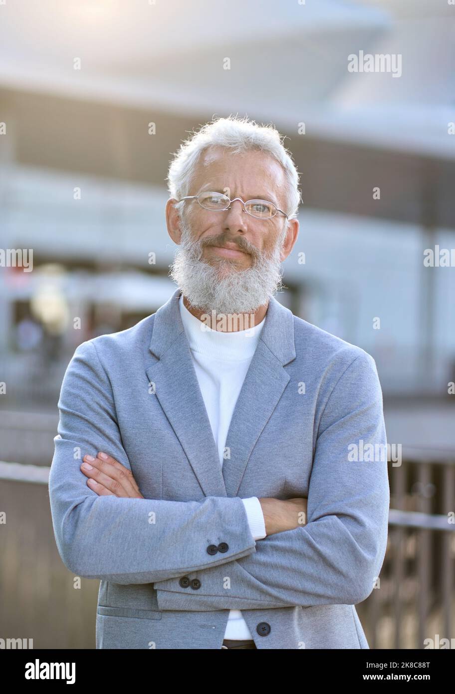 Selbstbewusst reifen älteren Geschäftsmann im Freien vertikalen Porträt. Stockfoto