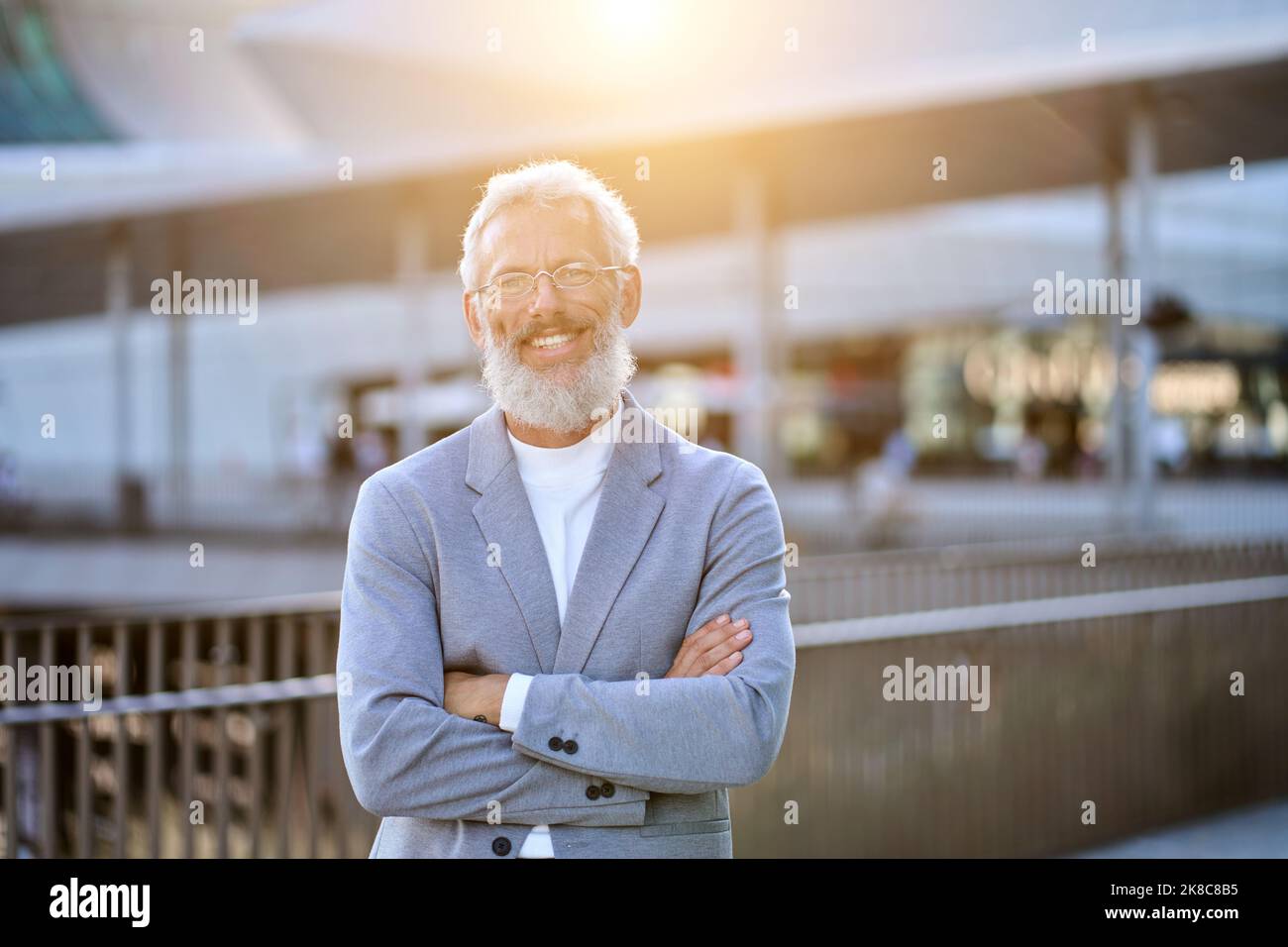 Selbstbewusster, glücklicher, reifer, älterer Geschäftsmann, der im Freien steht, Porträt. Stockfoto