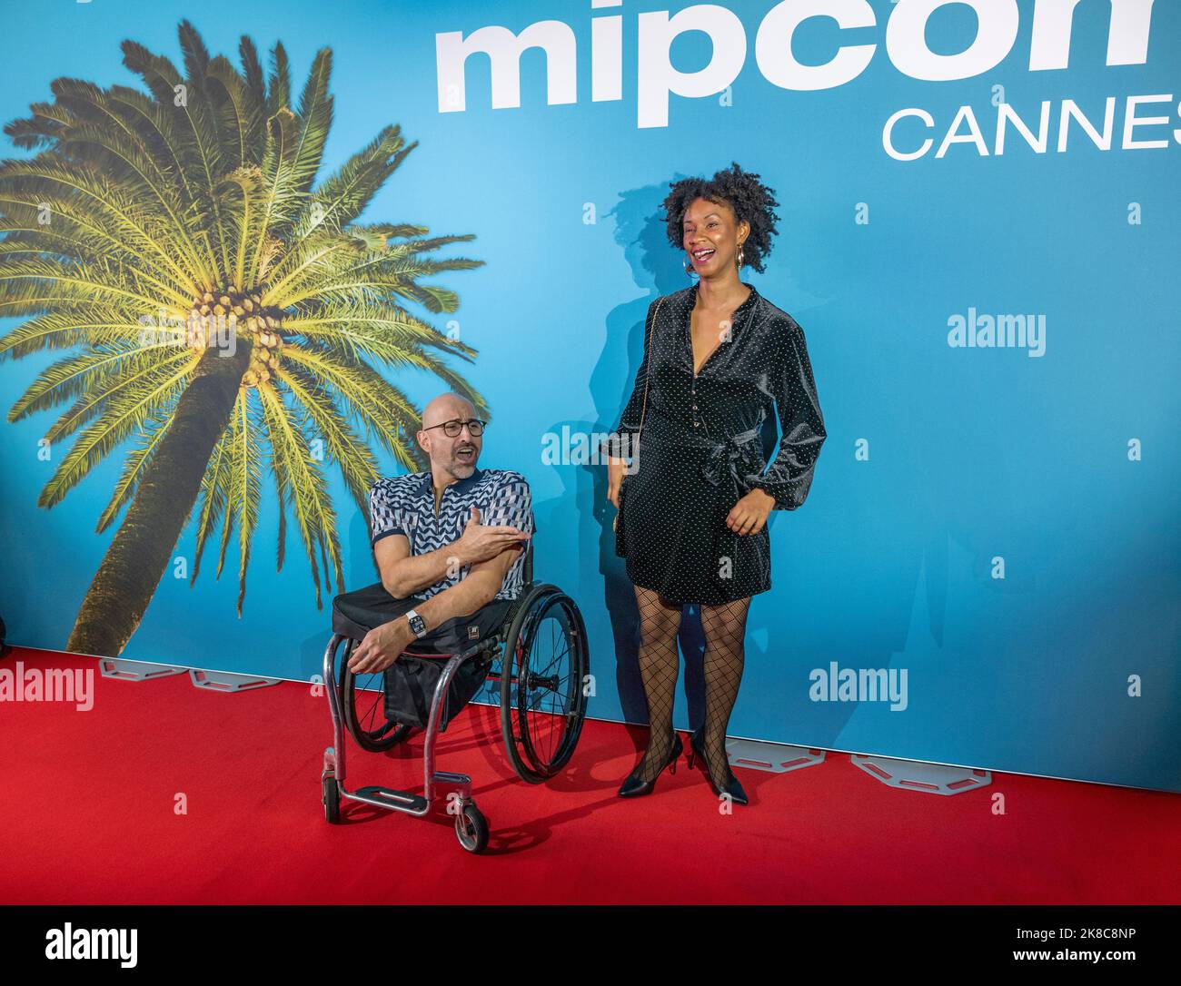 Cannes, Frankreich, 17 2022. Oktober, Spencer West (Every Body Curious) und Nadine Thornhill (Every Body Curious) diversifizieren TV Award-Moderatorin bei der MIPCOM 2022 Opening Night - Red Carpet Party, Credit: Ifnm Press Stockfoto