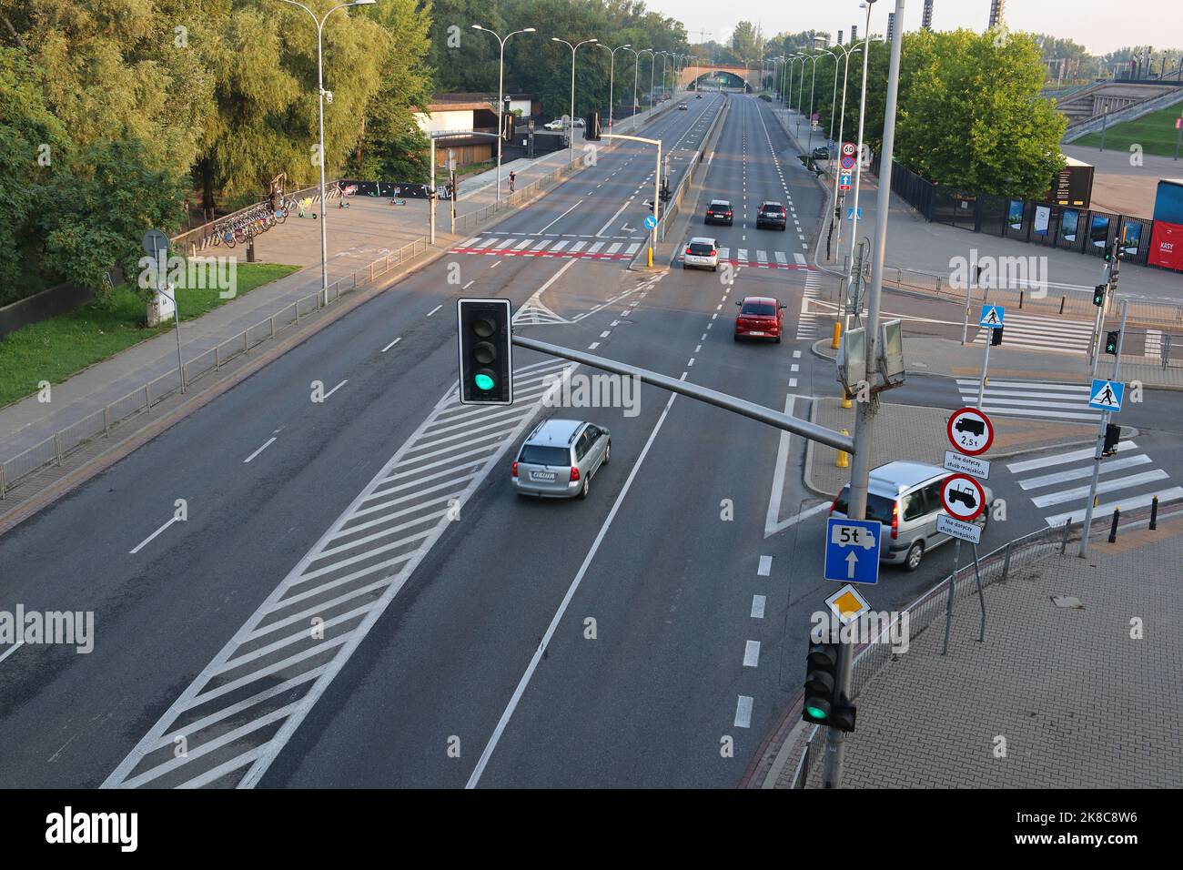 Warschau, Polen: Blick auf eine Autobahn mit Ampeln, Straßenmarkierungen und einer Steinbrücke im Hintergrund. Stockfoto