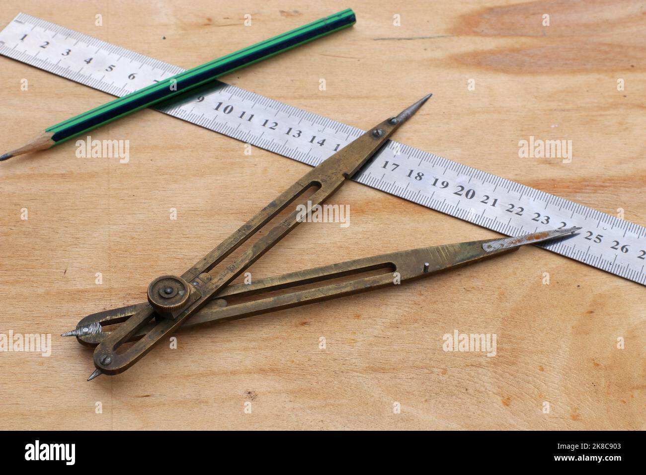 Alte Bronzeteiler für Zimmerei. Kompass der alten Zimmerei. Schreinerei-Werkzeug. Stockfoto