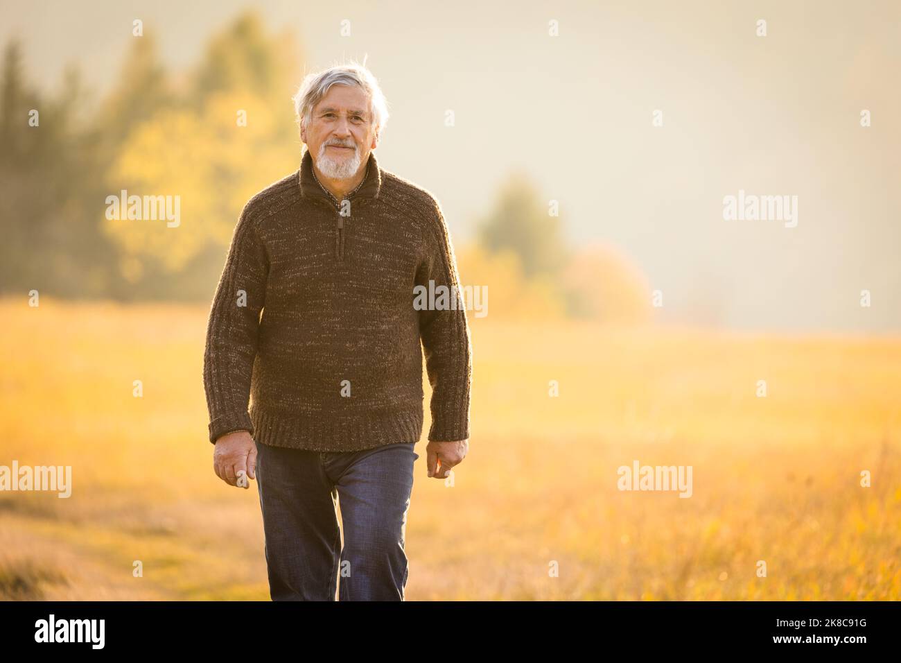 Glücklicher älterer Mann, der einen lovele-Herbsttag im Freien genießt Stockfoto