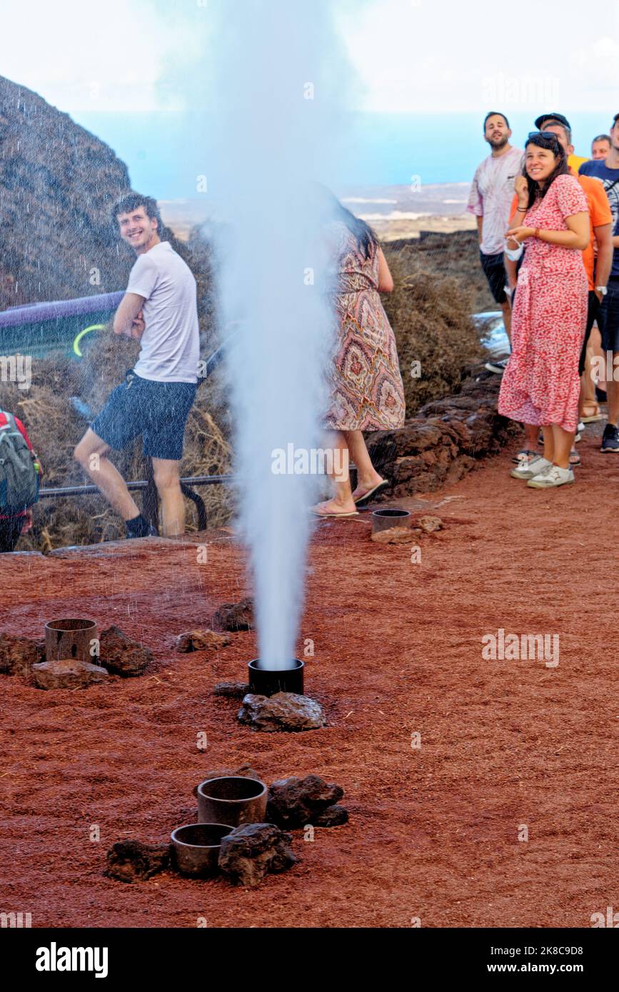 Dampfauslass oder Geysir auf Montanas del Fuego. Demonstration eines künstlichen Geysirs auf dem Feuerberg im Timanfaya Nationalpark, Lanzarote, Kanarische Inseln, Stockfoto