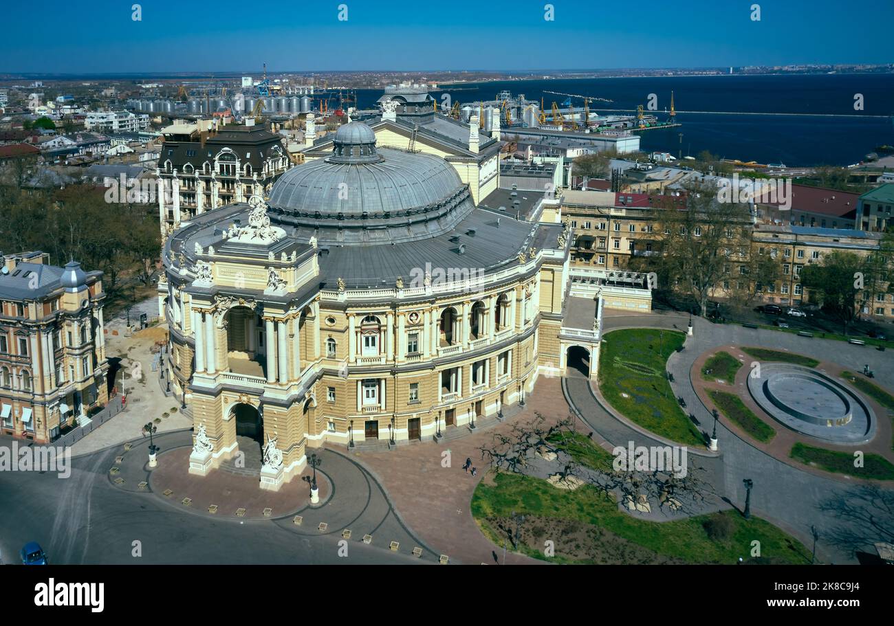 Luftpanorama des Nationalen Opern- und Balletttheaters in Odessa Ukraine mit Stadt und Hafen als Hintergrund Stockfoto
