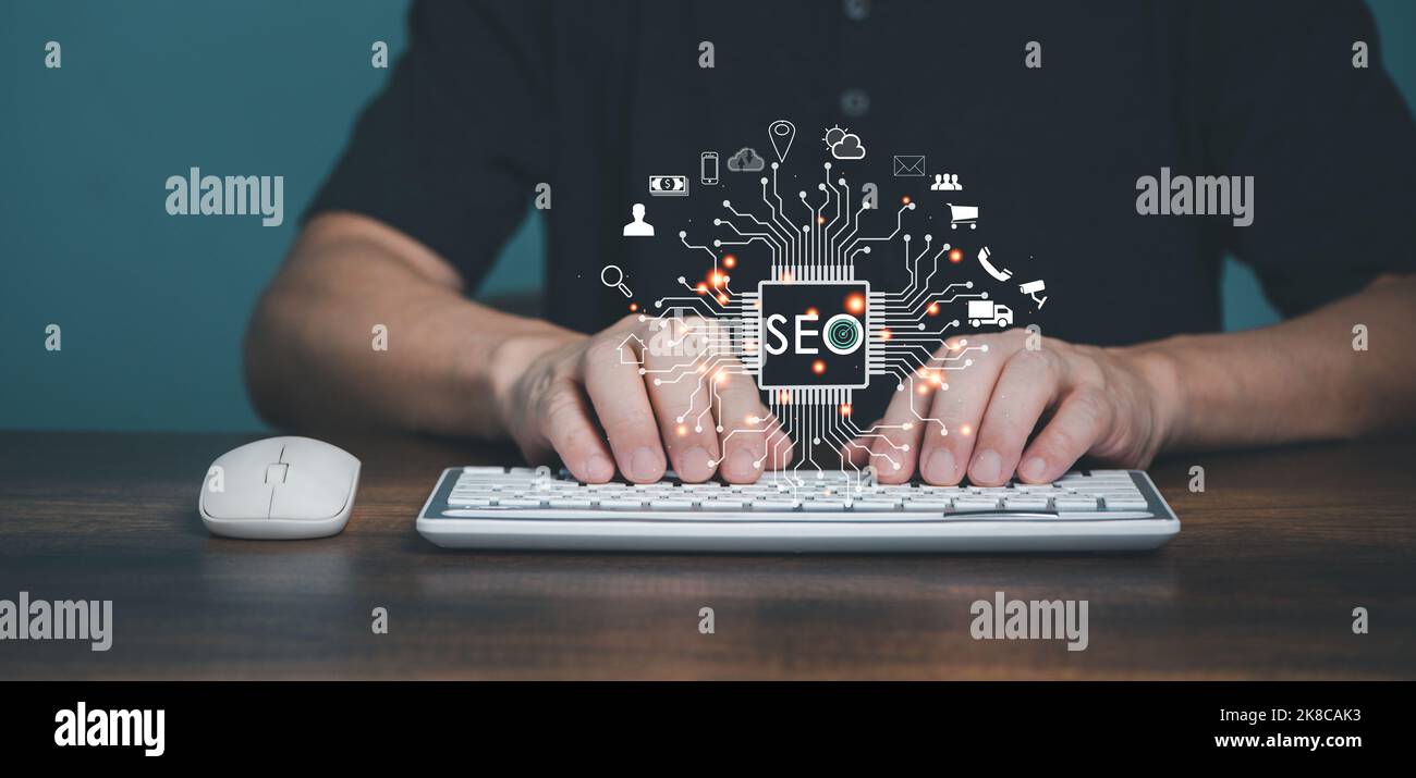 Mann, der Computertastatur zum Suchen im Internet, Search Engine Optimization (SEO) Technologie für Online-Marketing, Web-Seite, Website, E-Commerce c Stockfoto