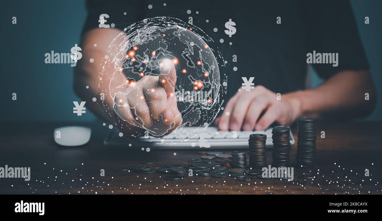 Geld verdienen Online-Konzept, erfolgreicher junger Mann mit Computer-Gebäude Online-Geschäft Geld verdienen, Zeigen Globus-Netzwerk mit Dollar, Yuan, Poun Stockfoto