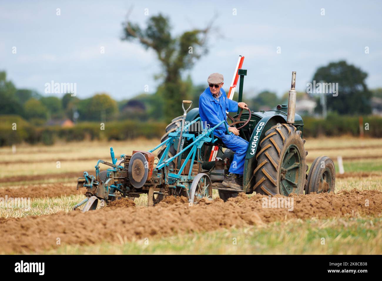 Der Sheepy and District 106. Annual Plüging, Hedecutting and Ditching Wettbewerb fand in North Warwickshire, England, statt. Die Veranstaltung zeigt die Fähigkeit, entweder mit modernen, Vintage-Traktoren oder Pferden zu pflügen. Stockfoto