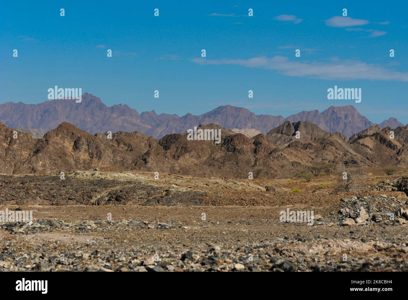 Zerklüftete Haschar-Berge in Hatta. Felsige Bergkette an einem Sommertag. Wochenendurlaub aus Dubai, VAE. Exotische Landschaft auf der östlichen arabischen Halbinsel. Stockfoto