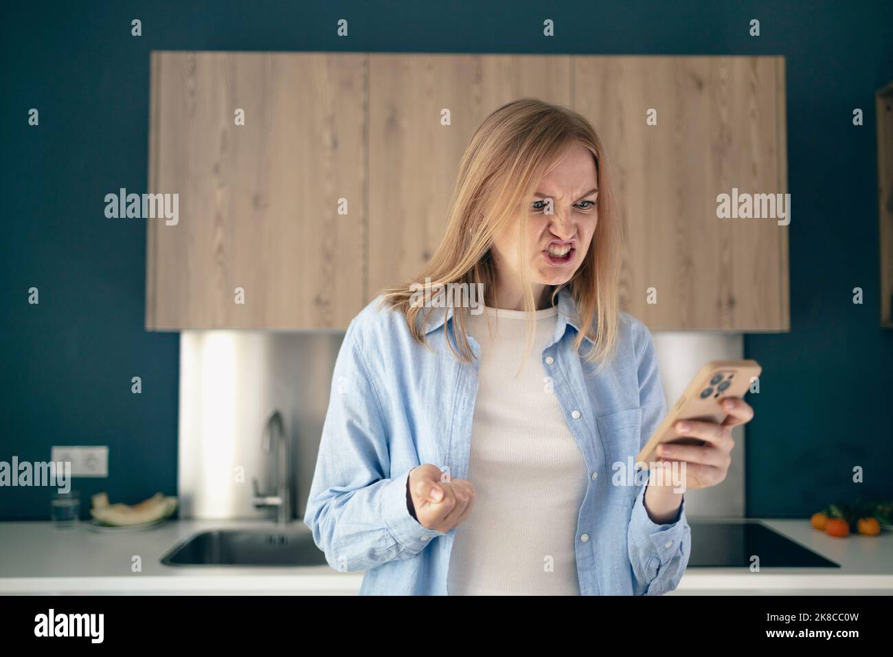 Unglücklich nervös junge Frau fühlen wütend verrückt nach Spamming in elektronischen Nachrichten auf dem Smartphone. Weibliche Kundin unzufrieden genervt nach dem Lesen albern Stockfoto