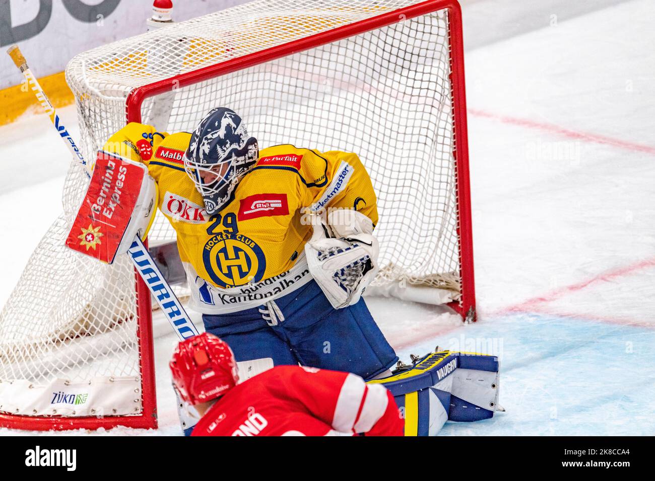 Lausanne, Schweiz. 10.. Februar 2022. Sandro Aeschlimann (Torwart) vom HC Davos (29) ist während der 15. Tage der regulären Saison zwischen dem Lausanne HC und dem HC Davos im Einsatz. 15. Tage der regulären Saison zwischen dem Lausanne HC und dem HC Davos fanden in der Vaudoise Arena in Lausanne statt. (Foto: Eric Dubost/Sipa USA) Quelle: SIPA USA/Alamy Live News Stockfoto