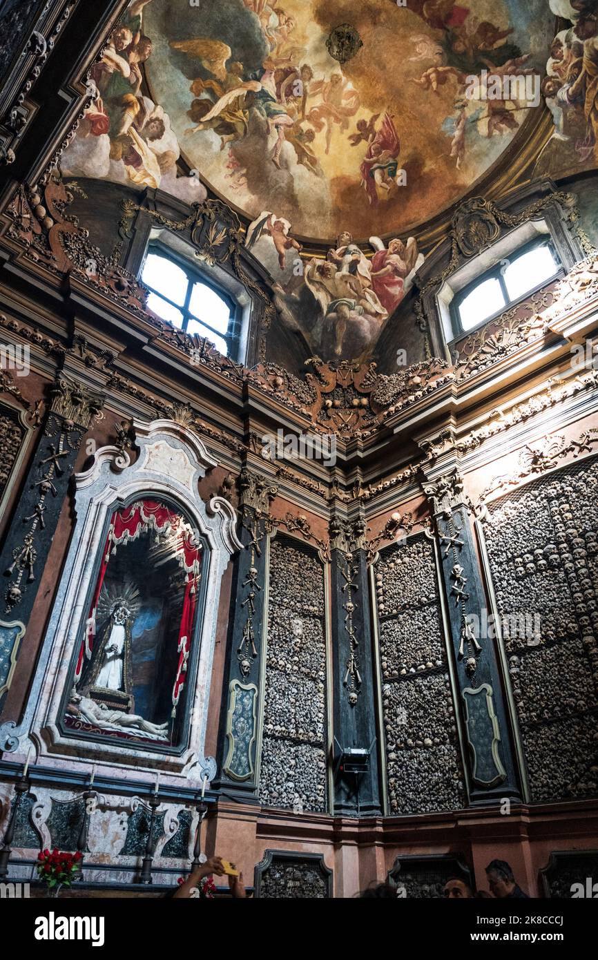 Das Beinhaus im Inneren des Heiligtums San Bernardino alle Ossa, kleine Seitenkapelle neben der Basilika San Stefano, im Stadtzentrum von Mailand, Italien Stockfoto