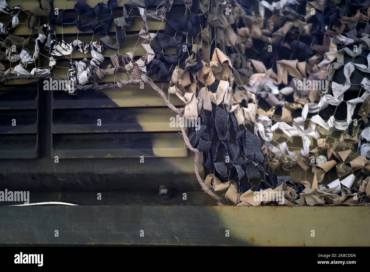 Militärischer Hintergrund mit gepanzertem Träger. Stockfoto
