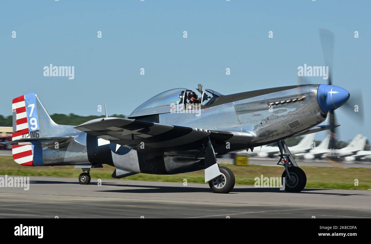 JACKSONVILLE, FLORIDA. (Okt 21, 2022)die P-51 'Fragile but Agile' taxelt auf der Landebahn der NAS Jacksonville Airshow 2022. Die Show feierte das Erbe der Blue Angels, das bis ins Jahr 1946 im Geburtsort des Geschwaders NAS Jacksonville zurückreicht. Die Show zeigte auch Luftauftritte anderer militärischer und ziviler Flugteams, Live-Unterhaltung und die Möglichkeit, Militärflugzeuge und -Fahrzeuge sowie das US Special Operations Command Fallschirmteam zu sehen. (USA Navy Foto von Yeoman 2. Class Paul Cooper Jr.) Stockfoto