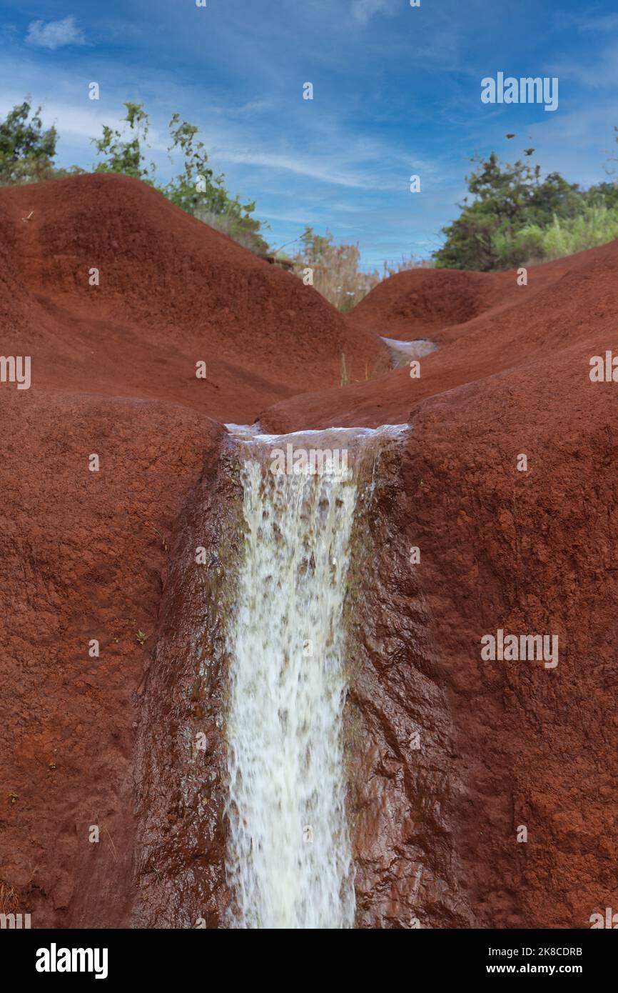 Der Red Dirt Wasserfall auf der Straße zum Waimea Canyon State Park in Kauai, Hawaii, USA Stockfoto