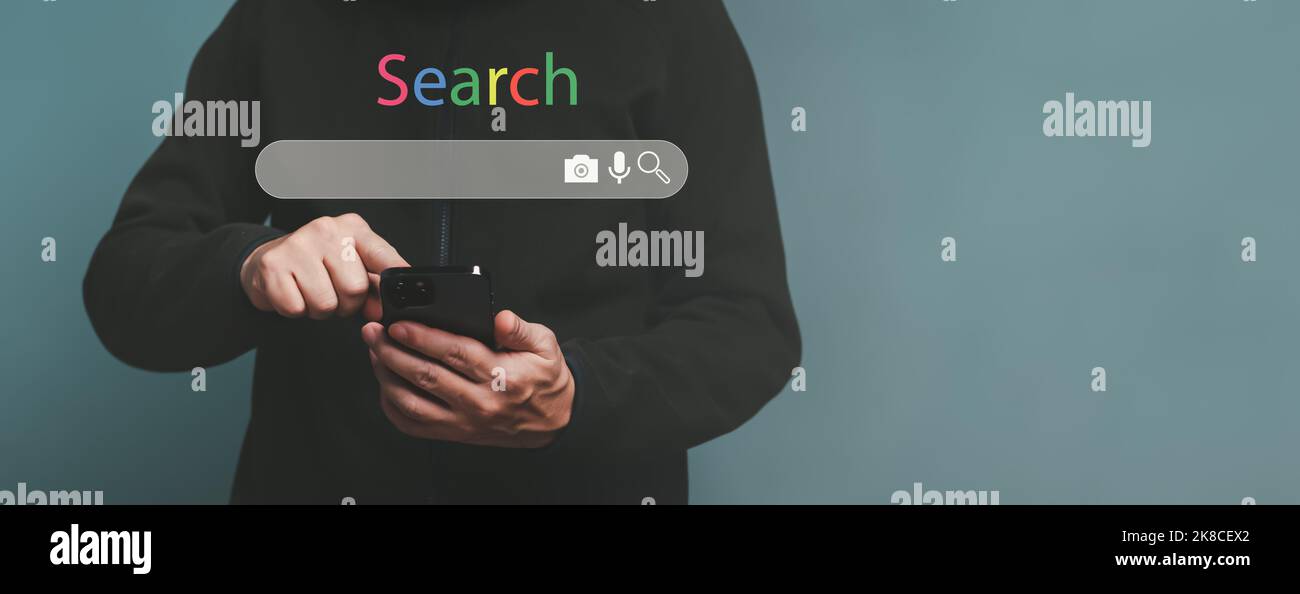 Mann Hände Suche Wort, indem sie in der Suchleiste oder Suchfeld auf dem virtuellen Bildschirm geschrieben, Surfen im Internet globale Daten Informationen. Stockfoto