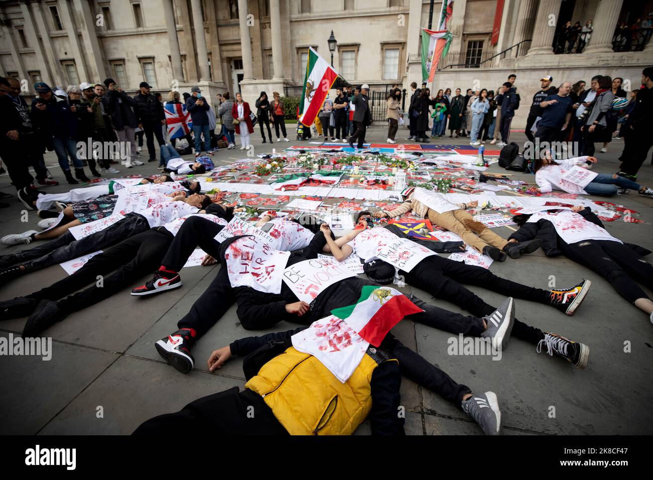 Iraner und irakisch-kurdische Demonstranten sahen während der Demonstration vor der National Portrait Gallery blutige T-Shirts tragen und auf dem Boden liegen als Performancekunst. Iraner und Irakkurden, die im Vereinigten Königreich leben, und ihre Anhänger protestieren weiterhin auf der Straße und fordern die britische Regierung auf, die Brutalität der iranischen islamischen Regierung nicht mehr zu unterstützen, nachdem Mahsa Amini in Haft starb, nachdem sie von der iranischen Moralpolizei verhaftet wurde, weil sie ihr Kopftuch nicht trug Die richtige Art und Weise. (Foto von Hesther Ng/SOPA Images/Sipa USA) Stockfoto