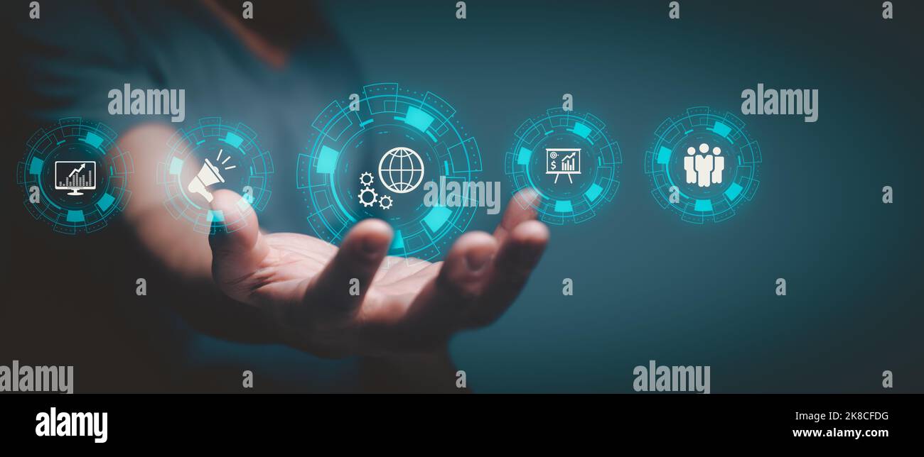 Hand zeigt das Zeichen und Symbol des digitalen Marketings Internet-Werbung und Umsatz steigern Business-Technologie, Online-Marketing, E-Business, E-commerc Stockfoto