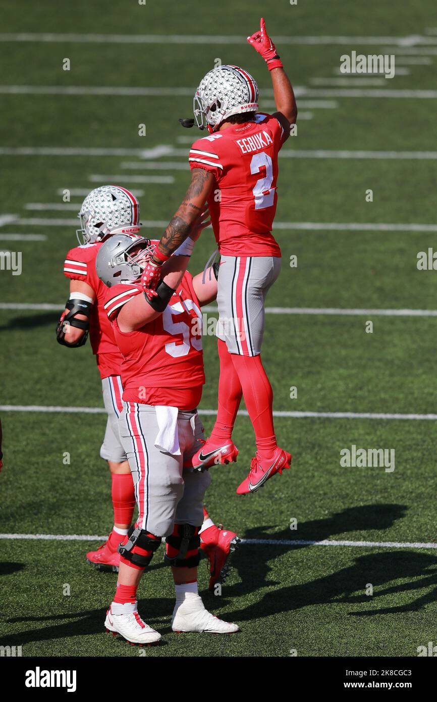 Columbus, Usa. 22. Oktober 2022. Ohio State Buckeyes Emeka Egbuka (2) feiert am Samstag, den 22. Oktober 2022, seinen Touchdown gegen die Iowa Hawkeyes mit Luke Wypler (53) in Columbus, Ohio. Foto von Aaron Josefczyk/UPI Credit: UPI/Alamy Live News Stockfoto