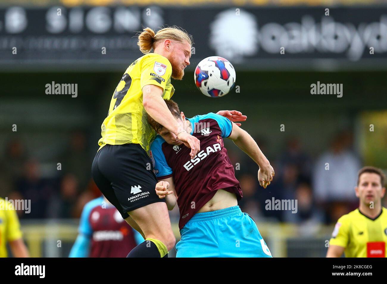 The EnviroVent Stadium, Harrogate, England - 22.. Oktober 2022 Luke Armstrong (29) von Harrogate Town steigt höher als Chris Merrie (6) von Tranmere Rovers, um den Kopf zu gewinnen - während des Spiels Harrogate Town gegen Tranmere Rovers, EFL League 2, 2022/23, im EnviroVent Stadium, Harrogate, England - 22.. Oktober 2022 Credit: Arthur Haigh/WhiteRoseFotos/Alamy Live News Stockfoto