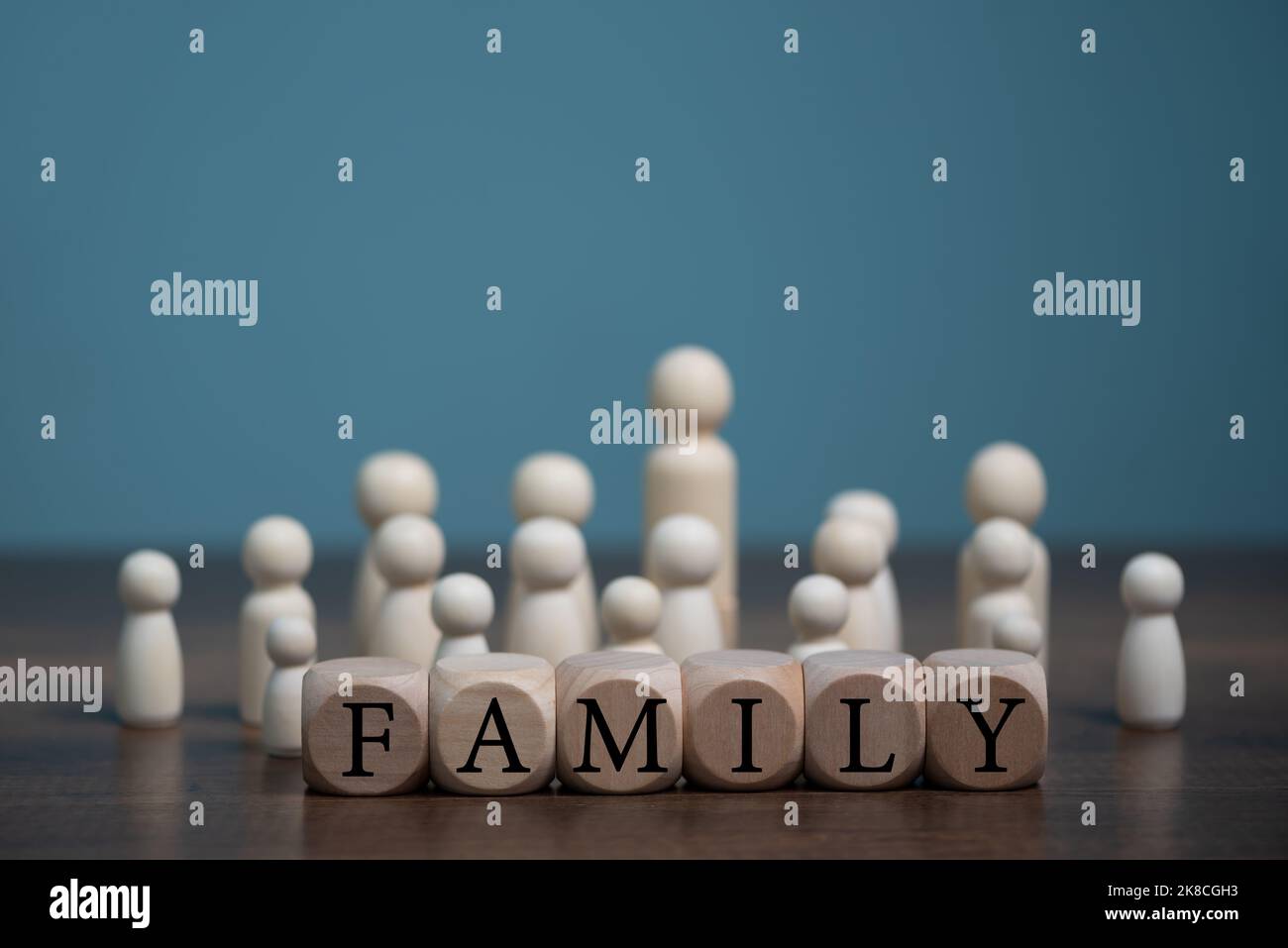 Happy Family Konzept, Gruppe von hölzernen Puppe leben zusammen mit Liebe und Holzblock mit Wort Familie Buchstaben. Stockfoto