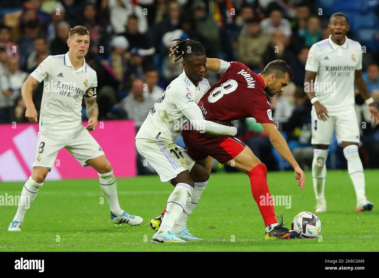 Madrid, Spanien, am 22. Oktober 2022. Real Madrid´s Eduardo Camavinga (l) und Sevilla´s Jordán in Aktion während des La Liga Match Day 11 zwischen Real Madrid C.F. und Sevilla C.F. im Santiago Bernabeu Stadion in Madrid, Spanien, am 22. Oktober 2022 Credit: Edward F. Peters/Alamy Live News Stockfoto