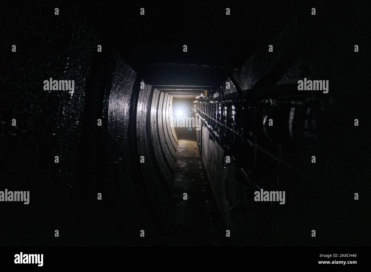 Elektrokabel im unterirdischen technischen Tunnel Stockfoto