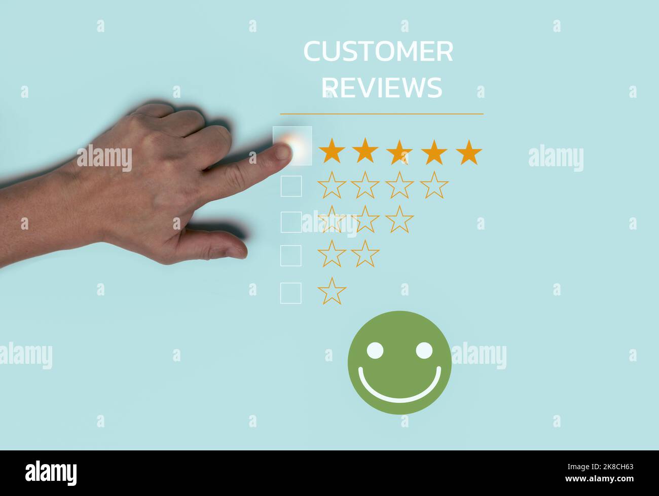 Kundenreview Zufriedenheitskonzept, Hand Wahl fünf Sterne Ratting mit positiven Emotion Smiley Face Symbol. Stockfoto