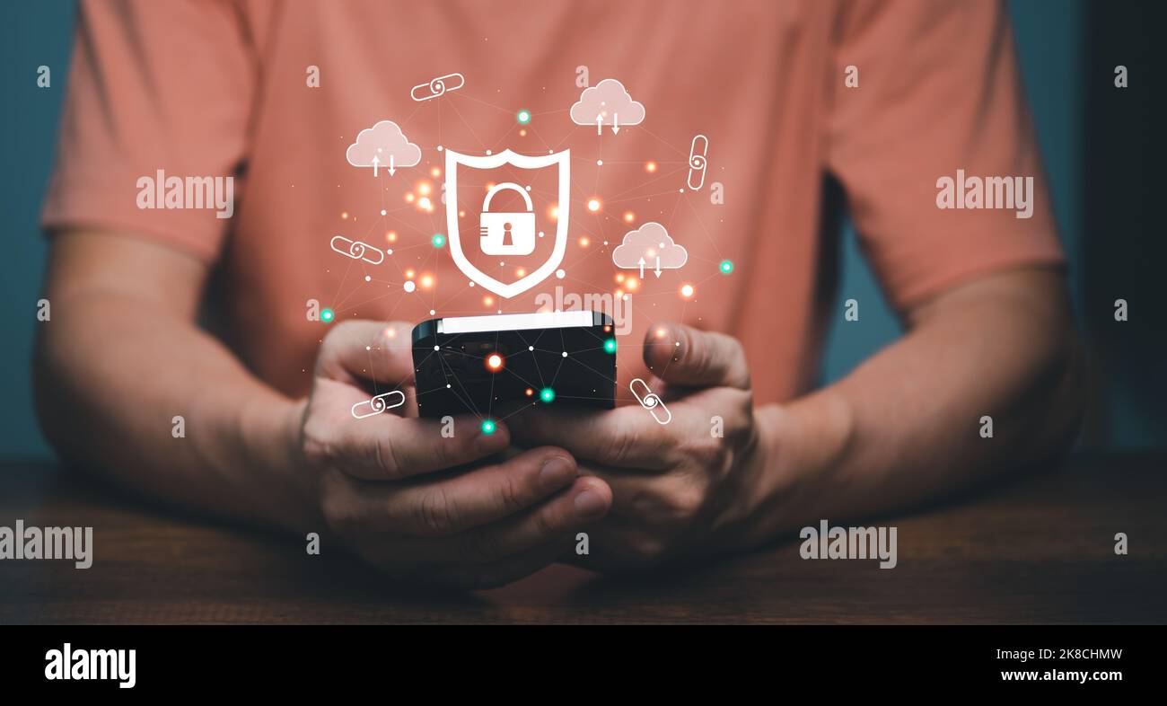 Cyber Security Connection Shield Technologien Hintergrund, menschliche Finger berühren auf dem Mobiltelefon mit globalen Netzwerk-Verbindungstechnologie. Stockfoto