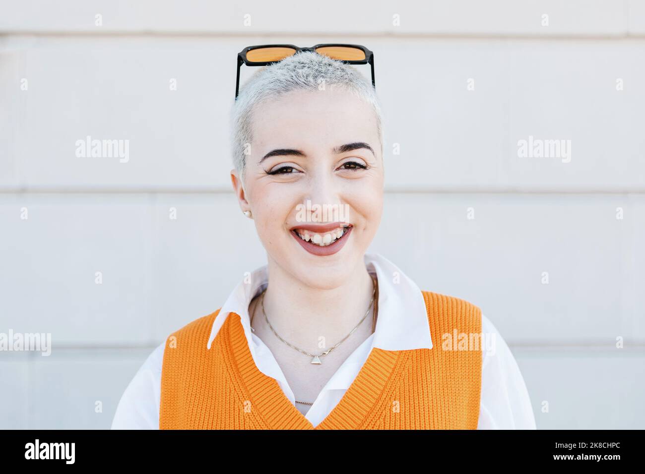 Selbstbewusste junge Erwachsene Hipsterfrau, die vor der Straßenmauer steht Stockfoto