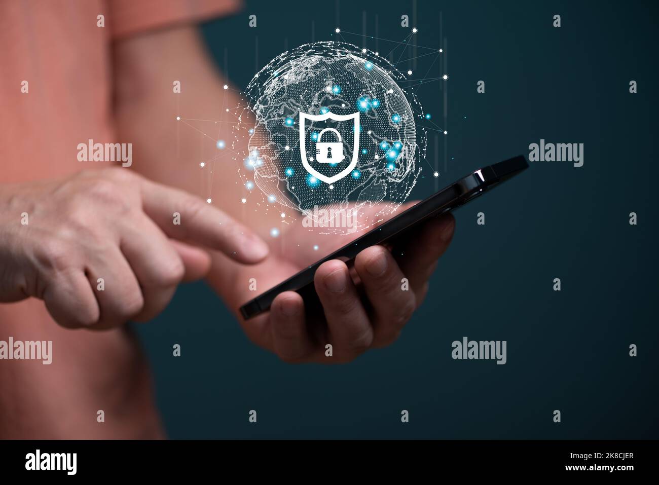 Cyber Security Connection Shield Technologien Hintergrund, menschliche Finger berühren auf dem Mobiltelefon mit globalen Netzwerk-Verbindungstechnologie. Stockfoto
