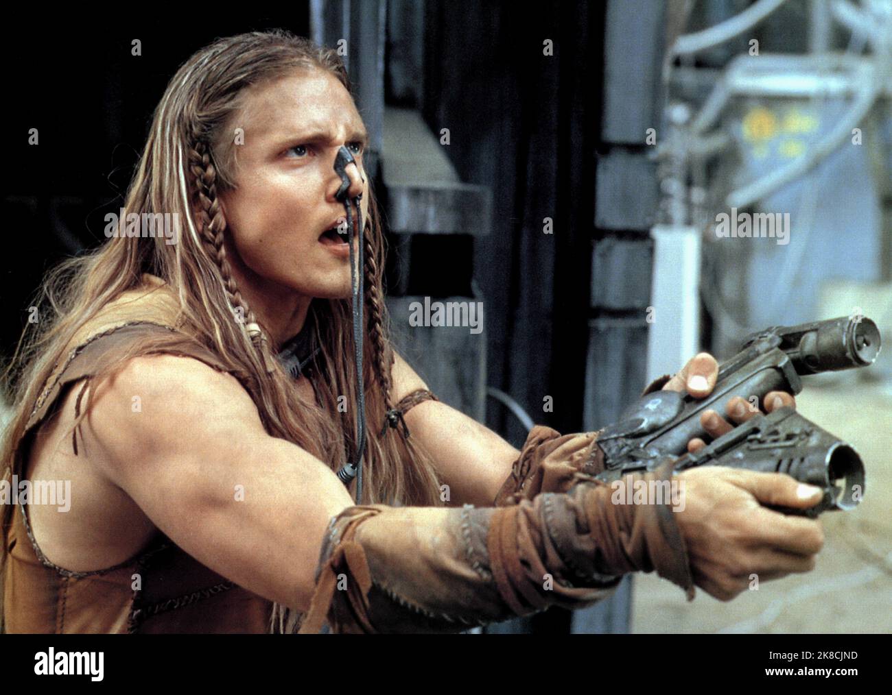 Barry Pepper Film: Battlefield Earth (USA 2000) Charaktere: Jonnie Goodboy Tyler / Literaturverfilmung (nach dem Buch von L. Ron Hubbard) Regie: Roger Christian 10 May 2000 **WARNUNG** Dieses Foto ist nur für redaktionelle Zwecke bestimmt und unterliegt dem Copyright von WARNER BROS. Und/oder des Fotografen, der von der Film- oder Produktionsfirma beauftragt wurde und nur durch Publikationen im Zusammenhang mit der Bewerbung des oben genannten Films reproduziert werden kann. Eine obligatorische Gutschrift an WARNER BROS. Ist erforderlich. Der Fotograf sollte auch bei Bekanntwerden des Fotos gutgeschrieben werden. Eine kommerzielle Nutzung kann ohne schriftliche Genehmigung von nicht gewährt werden Stockfoto