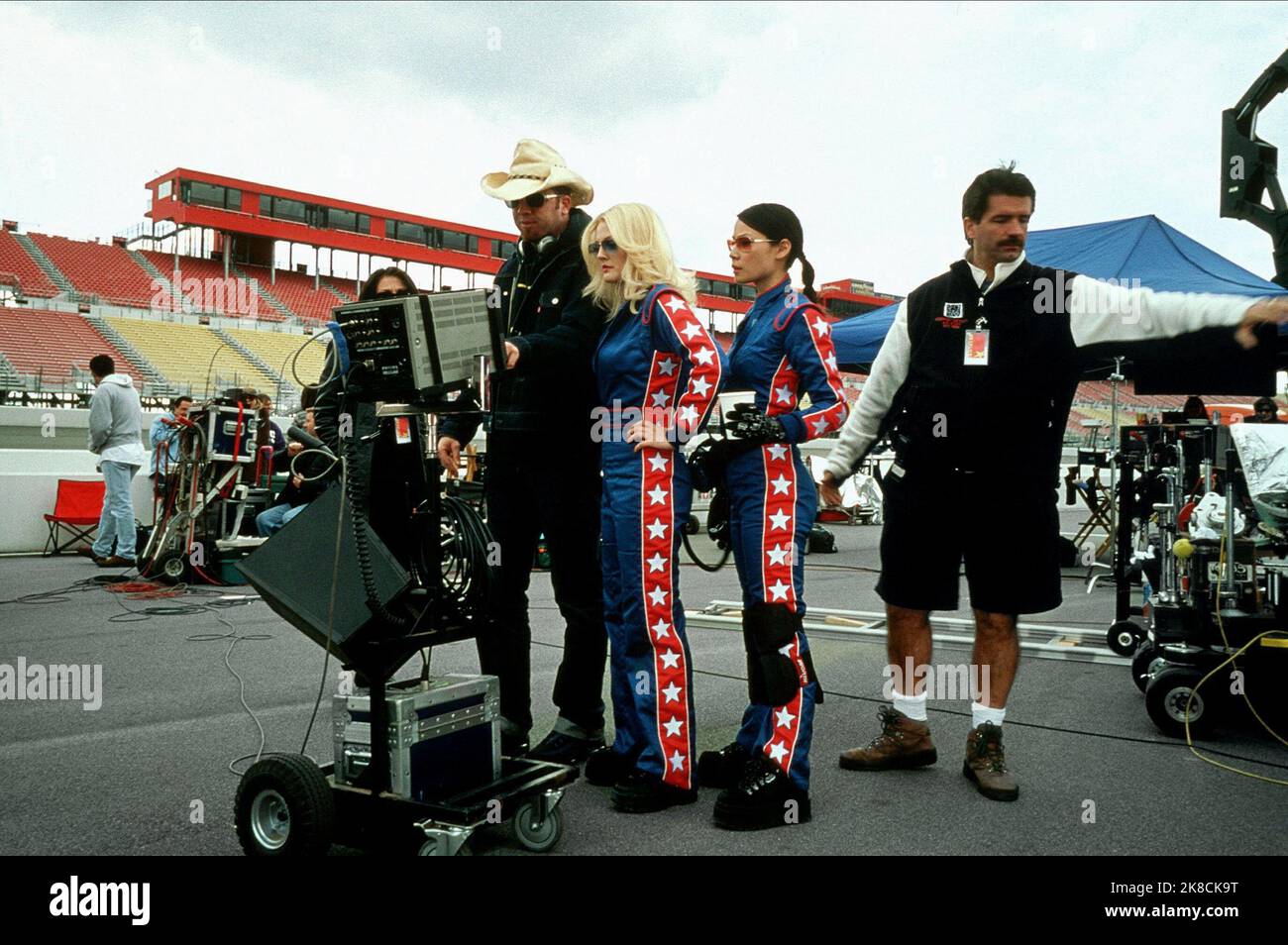 Joseph McGinty Nichol, Drew Barrymore & Lucy Liu Film: Charlie'S Angels (USA/DE 2000) Charaktere: ,Dylan Sanders,Alex Munday / drei Regie: Mcg (Joseph McGinty Nichol ) 18 June 2000 **WARNUNG** Dieses Foto ist nur für den redaktionellen Gebrauch bestimmt und unterliegt dem Copyright von COLUMBIA PICTURES und/oder des Fotografen, der von der Film- oder Produktionsfirma beauftragt wurde und darf nur durch Publikationen im Zusammenhang mit der Bewerbung des oben genannten Films reproduziert werden. Eine obligatorische Gutschrift für COLUMBIA PICTURES ist erforderlich. Der Fotograf sollte auch bei Bekanntwerden des Fotos gutgeschrieben werden. Ohne schriftliche Genehmigung kann keine kommerzielle Nutzung gewährt werden Stockfoto