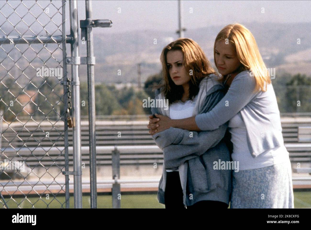 Monica Keena & Ellen Barkin Film: Crime + Punishment in Suburbia; Crime & Punishment in Suburbia; Crime and Punishment in Suburbia (USA 2000) Charaktere: Roseanne Skolnick & Maggie Skolnick Regie: Rob Schmidt 24 January 2000 **WARNUNG** Dieses Foto ist nur für redaktionelle Verwendung bestimmt und unterliegt dem Copyright von UNITED ARTISTS und/oder dem von der Film- oder Produktionsgesellschaft beauftragten Fotografen und kann nur von Publikationen im Zusammenhang mit der Bewerbung des oben genannten Films reproduziert werden. Eine obligatorische Gutschrift für UNITED ARTISTS ist erforderlich. Der Fotograf sollte auch bei Bekanntwerden des Fotos gutgeschrieben werden. Kein Kommerc Stockfoto